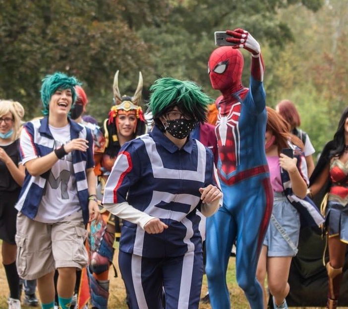 Cosplayer run persone che corrono travestite