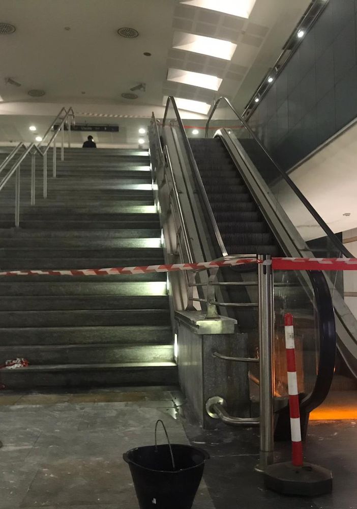 Paura alla stazione metro Monte Grappa: controsoffitto crolla sulle scale mobili (FOTO e VIDEO)