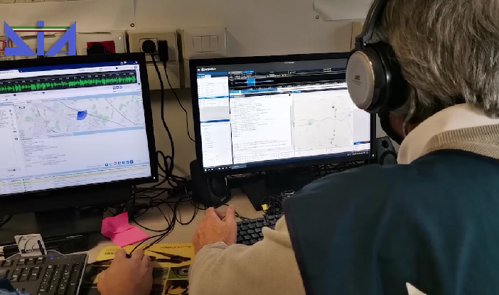Agenti della Dia di fronte allo schermo di alcuni computer