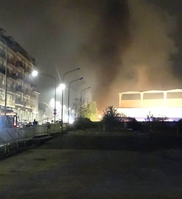 Fiamme alte all'ex Gondrand: paura nel quartiere Borgo Vittoria