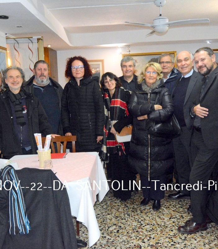incontro con persone al tavolo