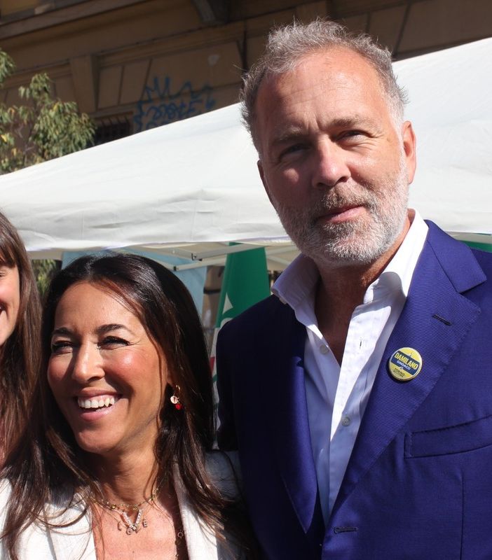 Paolo Damilano con Licia Ronzulli, in piazza Santa Rita