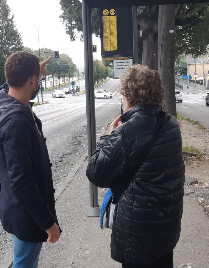 Buche e asfalto dissestato alle fermate bus di corso Potenza: &quot;Sono pericolose&quot;. Gtt replica: &quot;Le sposteremo&quot;