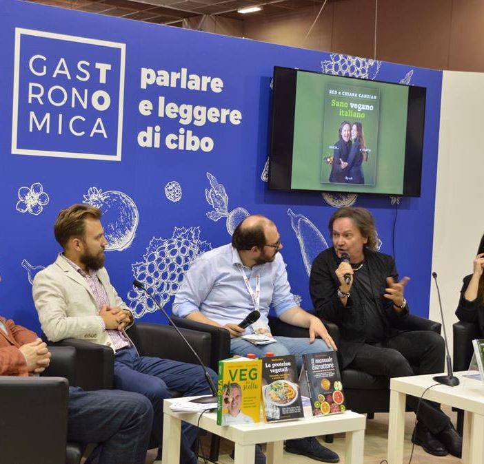 Da Ippocrate a Papa Francesco: la filosofia vegana illustrata da Red e Chiara Canzian al Salone del Libro (FOTO)