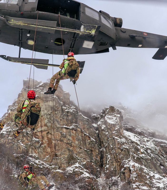 Esercitazione “Altius Two”: alpini, finanzieri e specialisti del Soccorso Alpino si addestrano sulla Rocca Sbarua