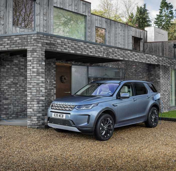 Le bestseller Evoque e Discovery sport oggi disponibili in versione ibrida plug-in e autonomia all-electric fino a 68 km