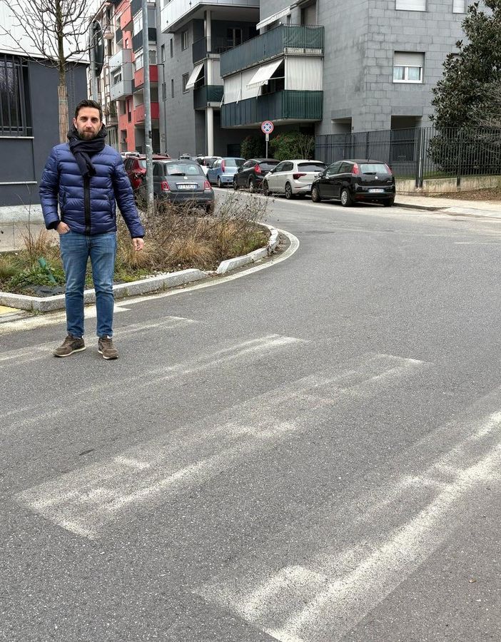 Il consigliere Caputo davanti al curvone della discordia