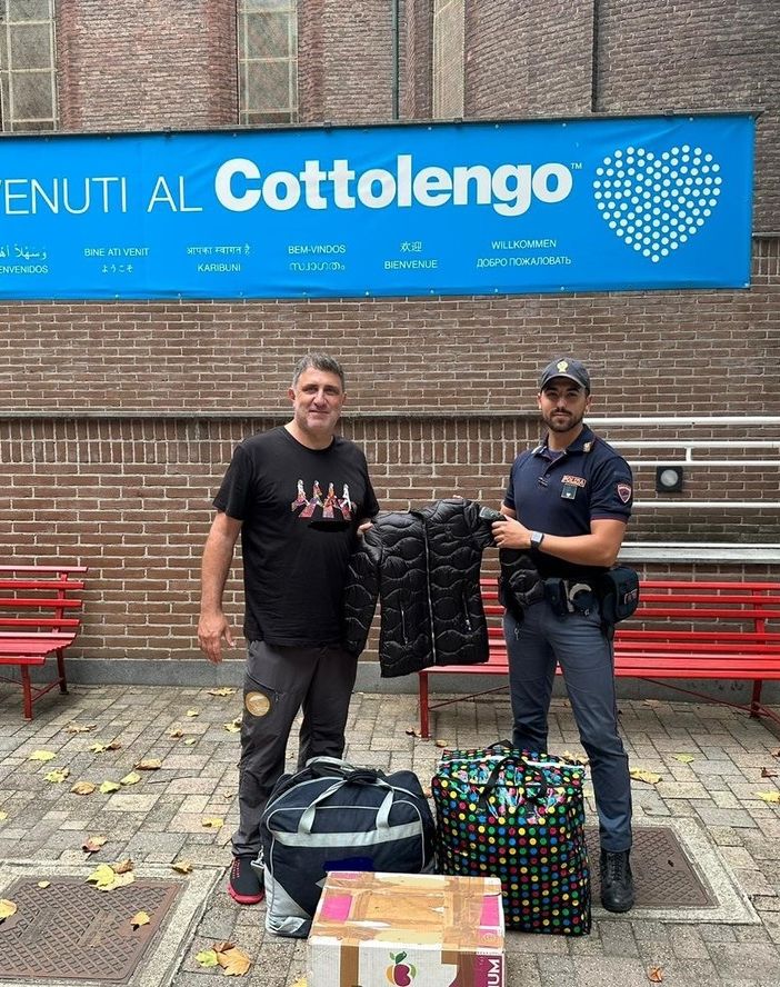 La polizia dona indumenti al Cottolengo