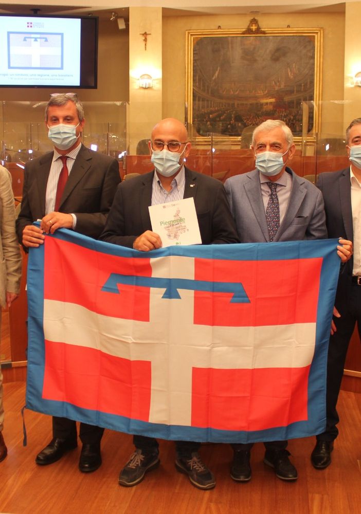 La Regione consegna 1.181 bandiere ai Comuni del Piemonte: “Ciascuno di loro rappresenta la nostra storia”