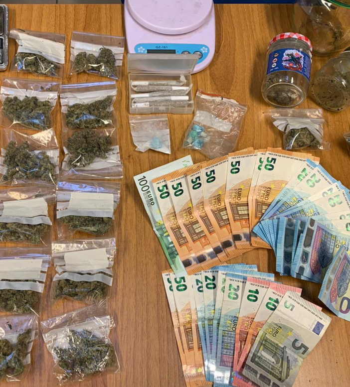 La droga e i soldi sequestrati