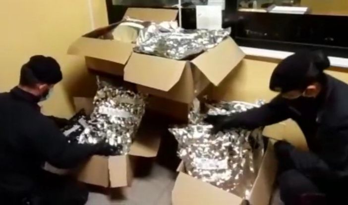 Orbassano, scaricano 30 kg di marijuana da un Tir francese: arrestati due trafficanti di droga [VIDEO]