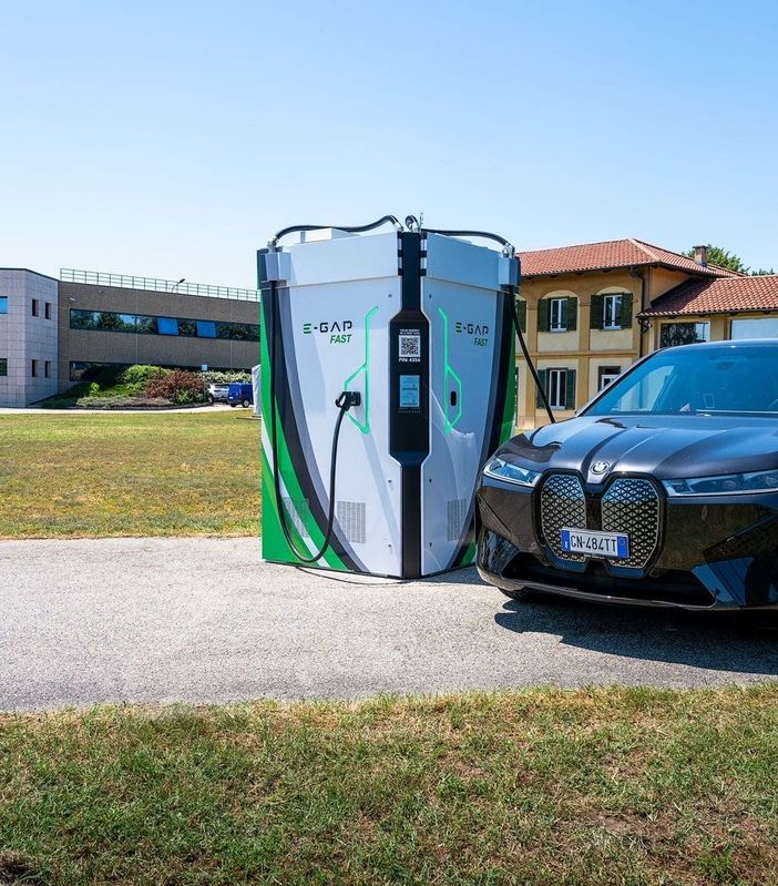 Auto elettrica in ricarica