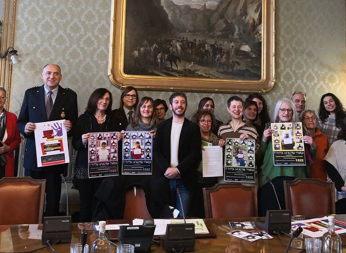 Alle 18 le fontane di piazza Cln si illuminano di arancio contro la violenza sulle donne: gli eventi della Città di Torino per il 25 novembre