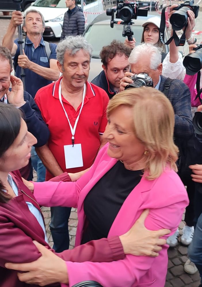 Partito Democratico, l'abbraccio di Schlein a Pentenero lancia la volata per le Regionali: &quot;Forza, dai&quot;
