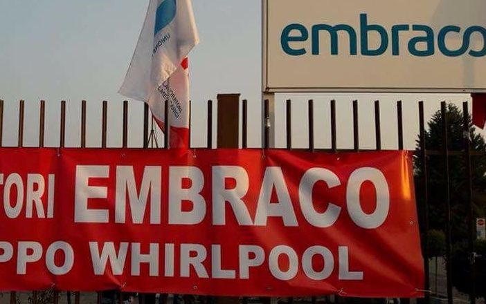 I cancelli dello stabilimento Embraco di Riva di Chieri con gli striscioni dei sindacati metalmeccanici