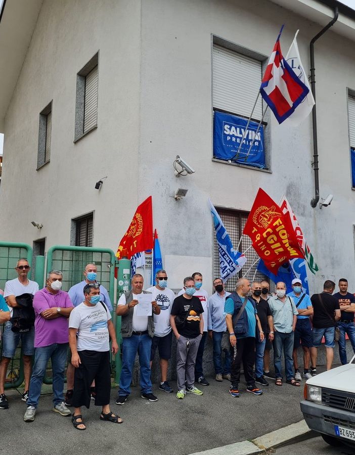 manifestazione di operai davanti alla sede della Lega