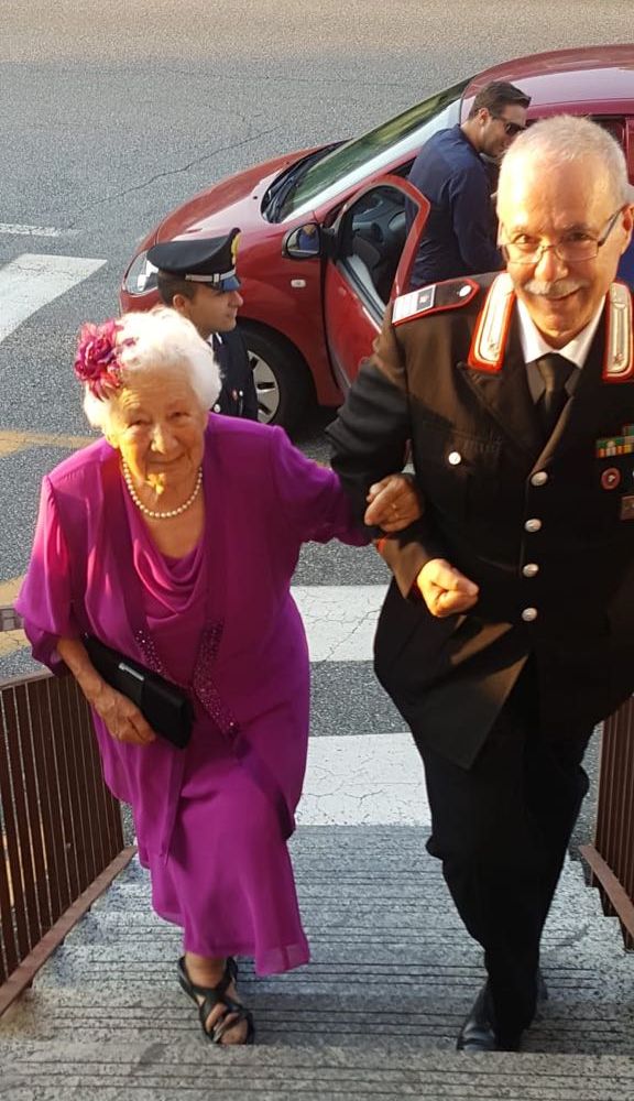 Avigliana, festeggia i 100 anni e realizza il suo sogno di bimba: &quot;Carabiniere mi accompagni lei&quot;