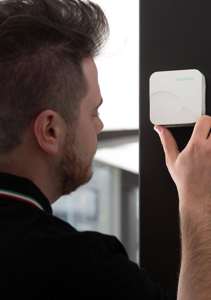 Uomo di fronte a dispositivo tecnologico
