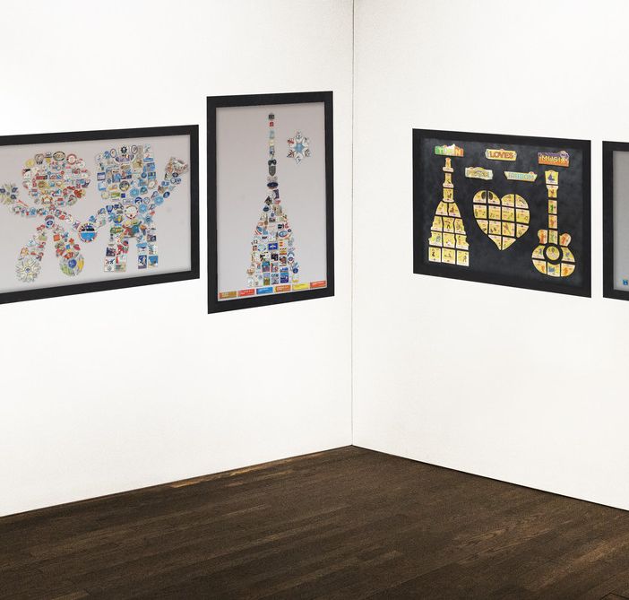 Al negozio Biraghi una mostra di spillette per lanciare la collezione Turin Loves Music