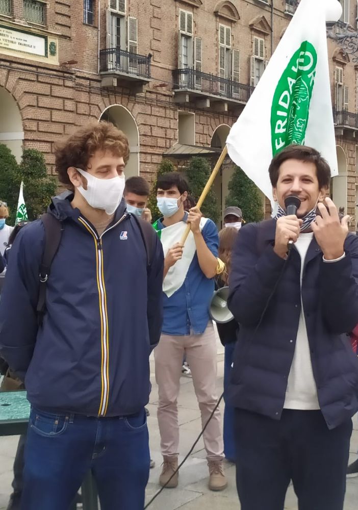 &quot;Più bulli, meno ciccioni&quot;, gli Eugenio in Via Di Gioia cantano così il bullismo
