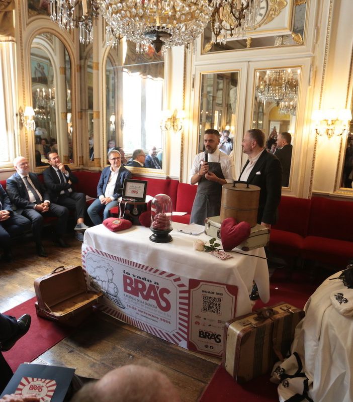 Matteo Baronetto è ambasciatore della salsiccia di Bra: presentata al &quot;Del Cambio” la manifestazione Bra’s [VIDEO]