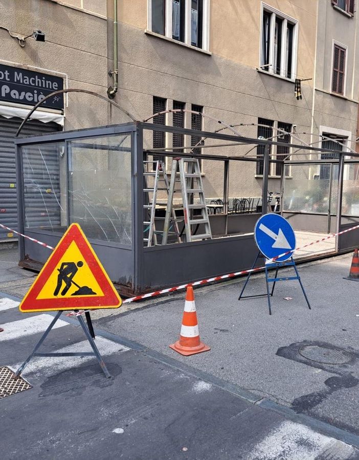 Rimosso l’ex dehors del bar Pascià: via Nizza guadagna nuovi posti auto