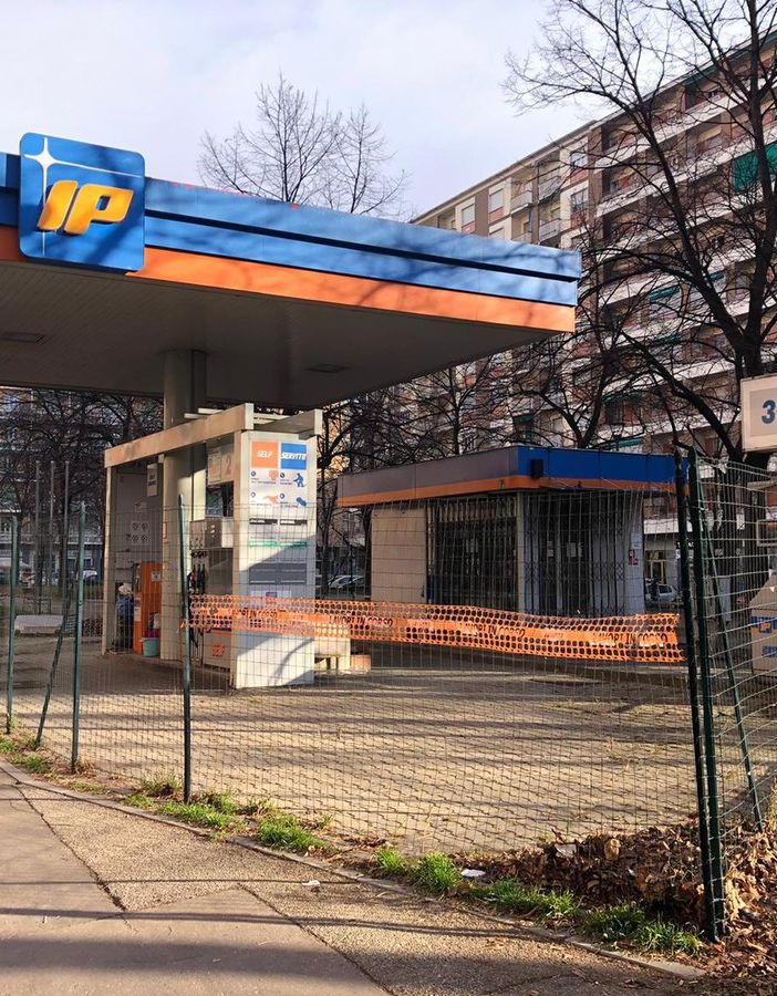 piazza Montanari a Santa Rita con distributore Ip
