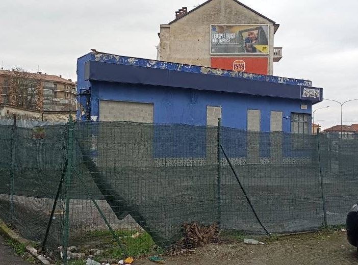 L'ex distributore di benzina di corso Vercelli