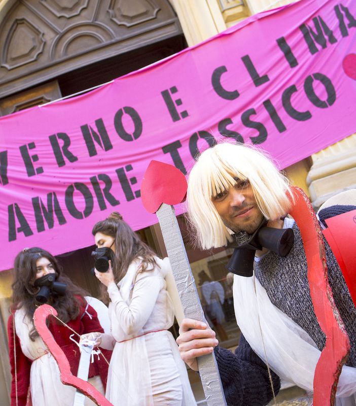 Con fieno e sabbia davanti a CdP, gli Extinction celebrano l’amore tossico tra Governo e clima