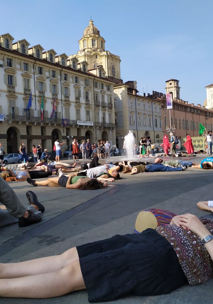 Extinction Rebellion conquista Piazza Castello e rilancia l'appello ai media: “Dite la verità sulla crisi climatica”