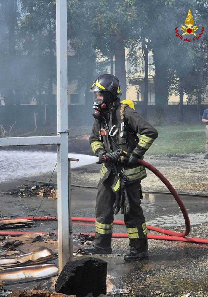 Avigliana, incendio nel cortile di una ditta della zona industriale