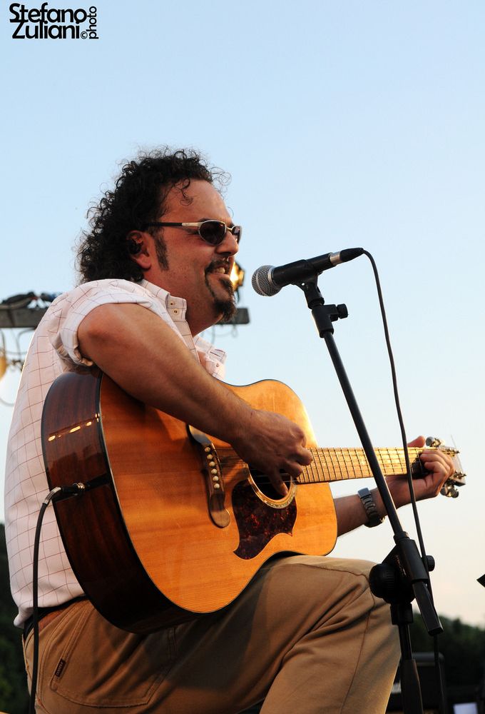 Fabio Caucino si esibisce venerdì 19 al teatro Magnetti di Ciriè