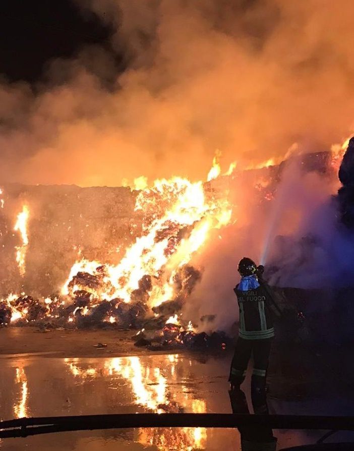 Carta da riciclare prende fuoco: paura nella notte per un incendio alla Benassi Ambiente di Grugliasco [VIDEO]