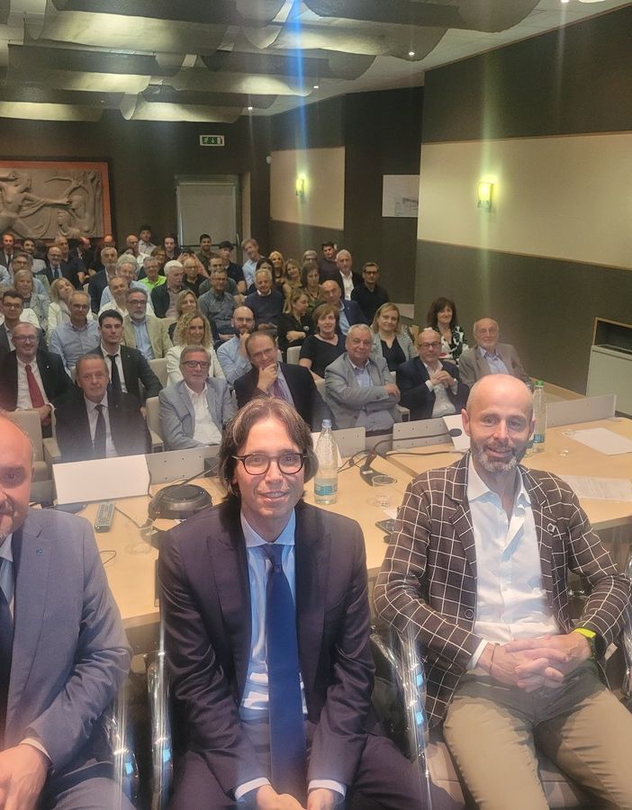 Relatori a un convegno di finanza