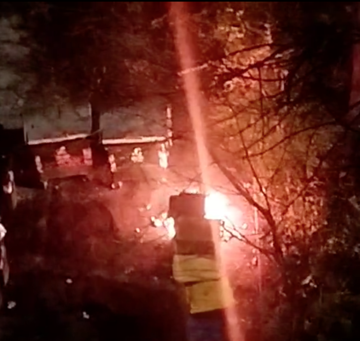 A fuoco i bidoni del condominio: nuovi attimi di tensione a Mirafiori Sud [VIDEO]