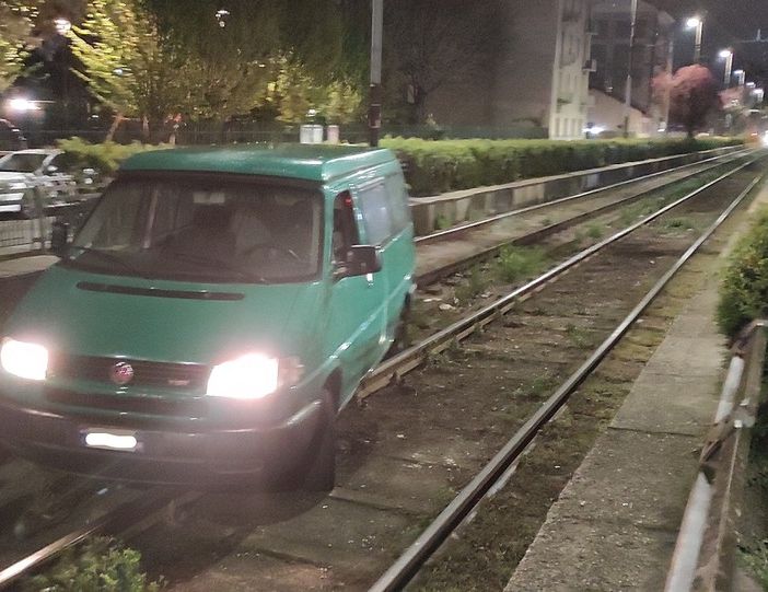 furgone incastrato sui binari del tram