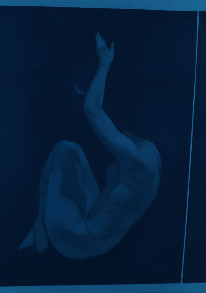 Mitologia onirica su ardesia: le muse blu di Simone Geraci in mostra a Torino