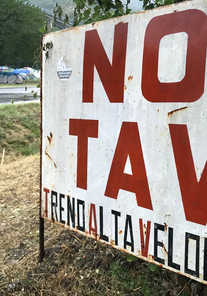 No Tav, inizia la giornata più lunga: migliaia di manifestanti sfidano la pioggia e puntano il cantiere