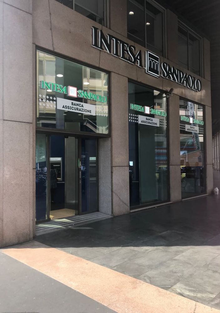 Coronavirus, Intesa Sanpaolo riorganizza le sue filiali e raccomanda di usare il web