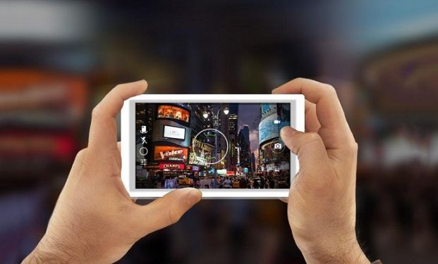 Filma con cellulare due vandali mentre distruggono 3 auto e li fa arrestare dai carabinieri