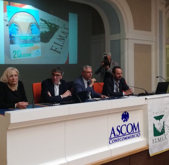 Il mattone a due facce: a Torino crescono le compravendite, ma non i prezzi. Colpa della carta d'identità