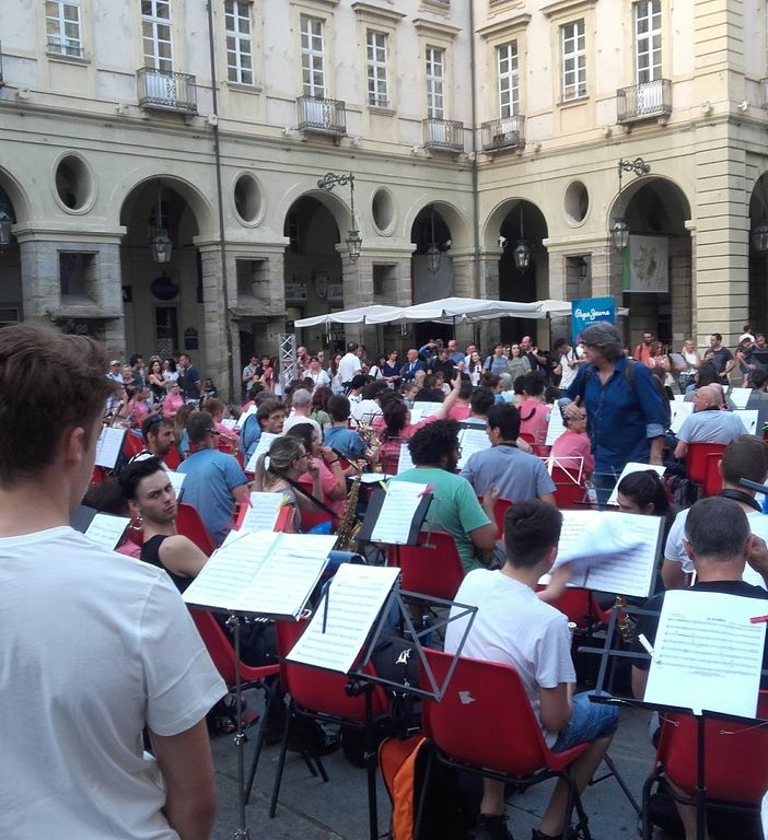 L’emozione di un’orchestra improvvisata in piazza a Torino (FOTO)