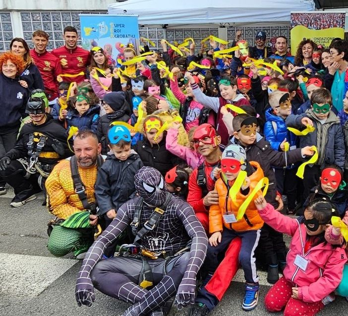 I Supereroi Acrobatici arrivano dal cielo e atterrano all'ospedale Regina Margherita