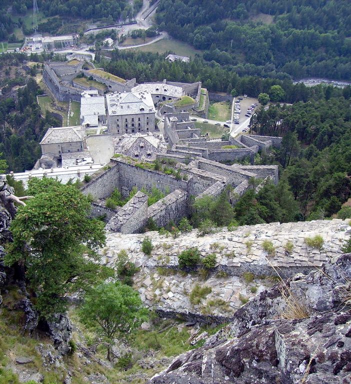 La strada di collegamento tra la provinciale 23 del Sestriere e il Forte di Fenestrelle passa alla Città Metropolitana