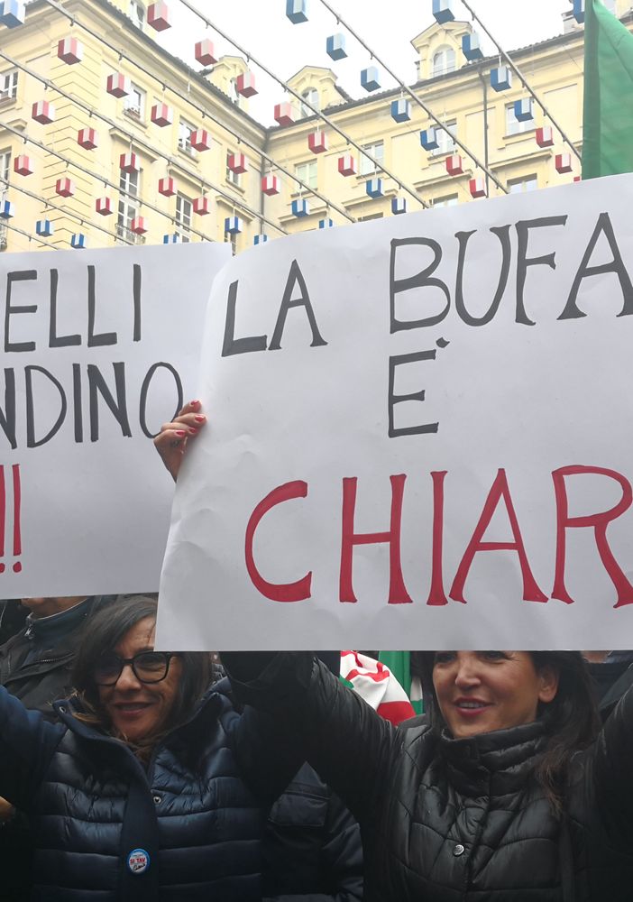 Forza Italia, oltre mille persone in piazza per il sì alla Tav. Berlusconi: &quot;Infrastruttura decisiva per il futuro del Piemonte&quot;