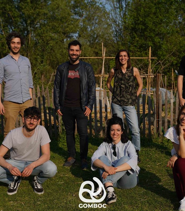 persone sedute in gruppo