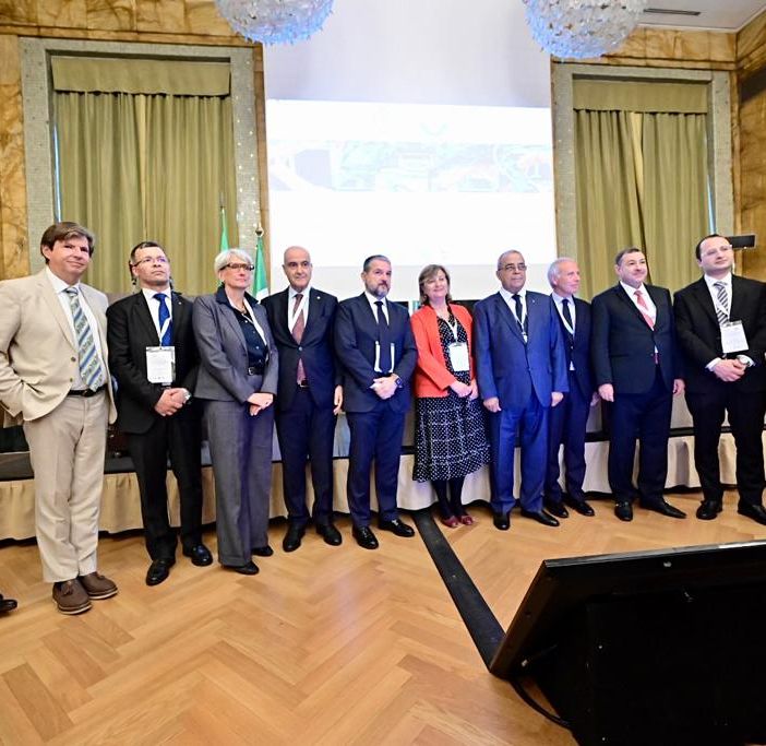 Foto di gruppo tra istituzioni e aziende