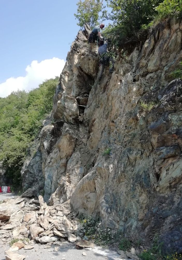 Frane per il maltempo sia a Condove che a Forno di Coazze: tecnici in azione