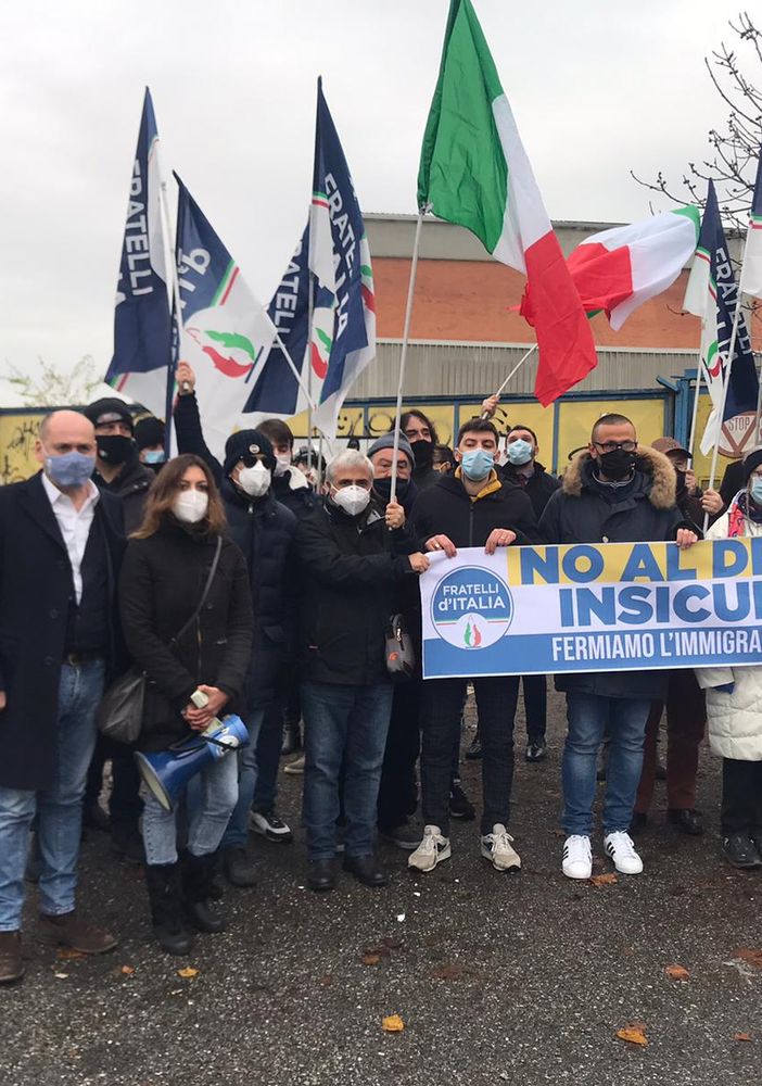 Ex Gondrand, presidio di Fratelli d’Italia: “Simbolo di illegalità e della periferia di Torino dimenticata” [VIDEO e FOTO]