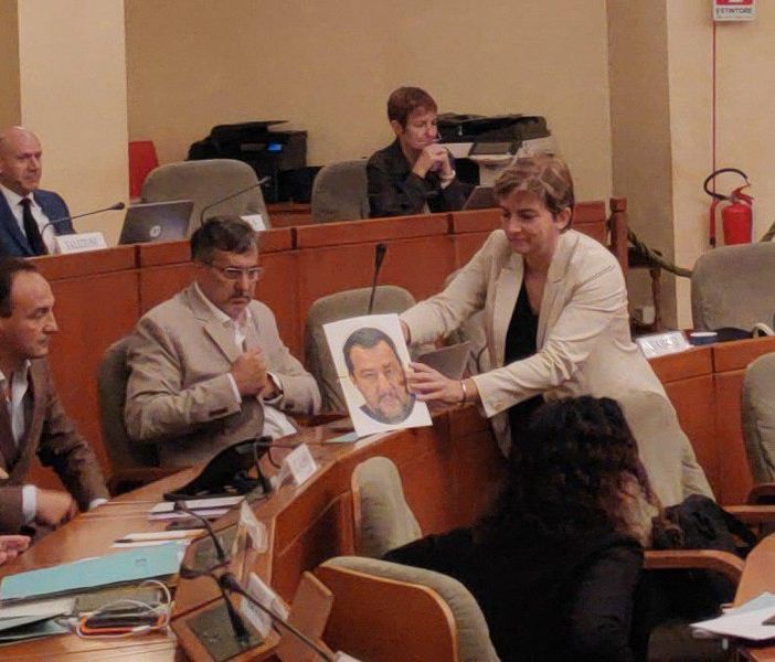 La consigliera Frediani consegna la maschera di Salvini al presidente Cirio